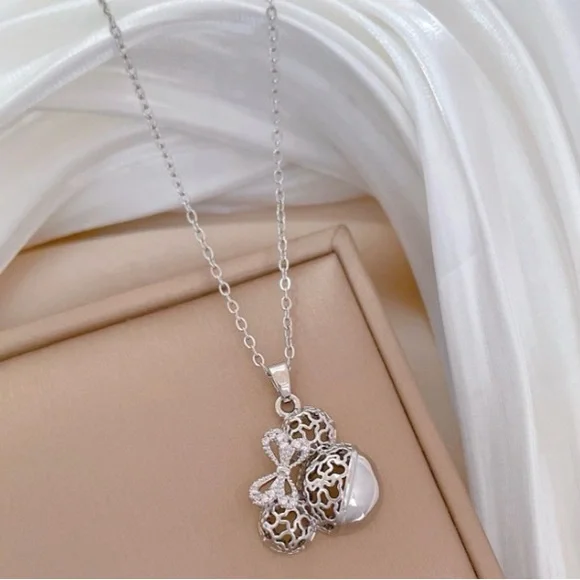 Elegant 925 Sterling Silver Minnie Mouse Pendant Necklace - Picture 1 of 5